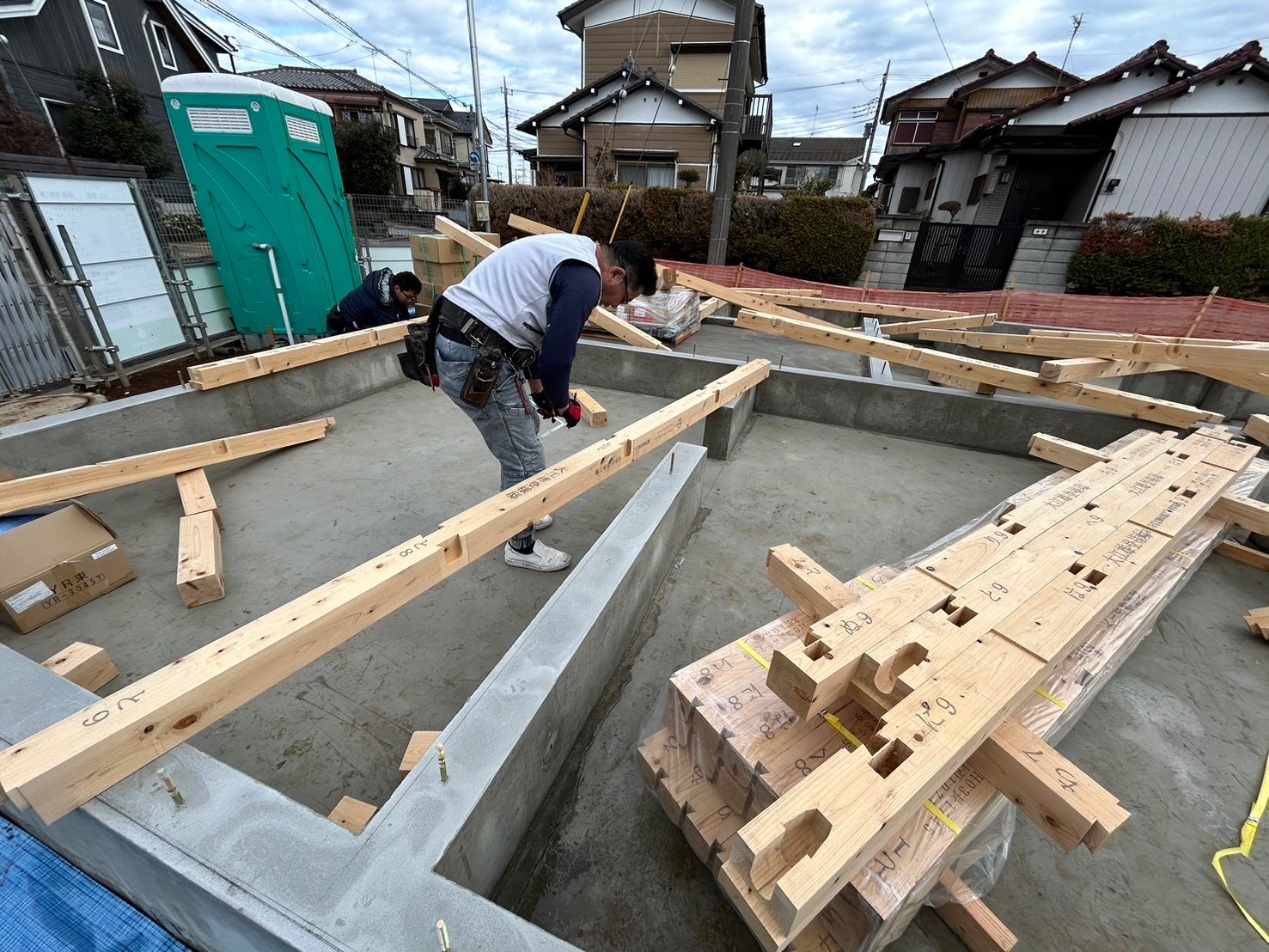 基礎工事が完了し、土台敷きに入りました