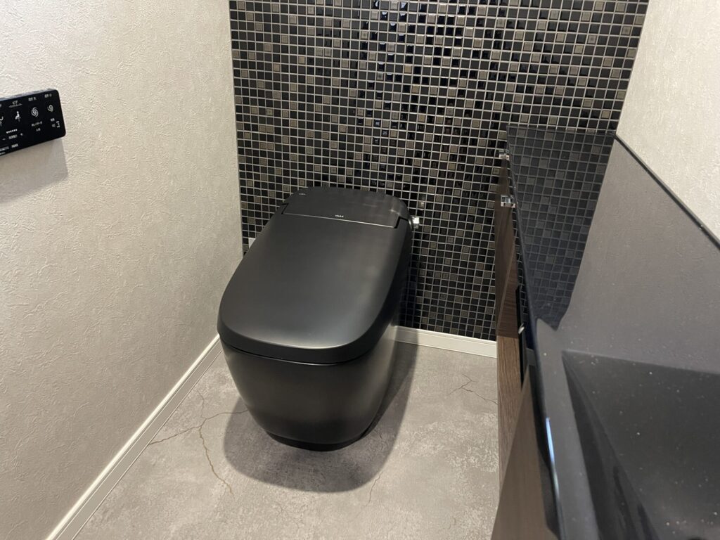 1F toilet